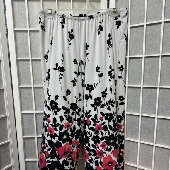 Donatella, Woman, Pajama set, 2pc, White-Black-Flowers, Sz M, kimono style.! - Picture 5 of 11